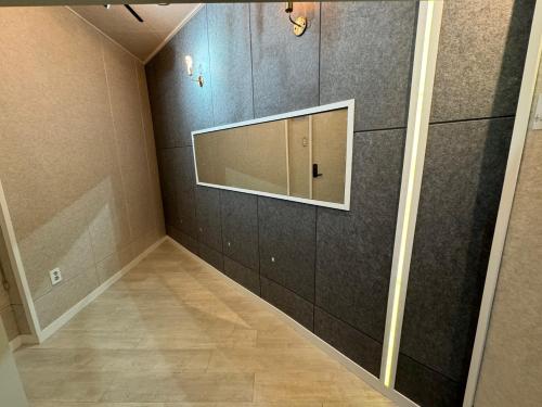 un pasillo con un espejo en la pared en IMC studio, en Seúl
