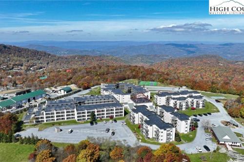 una vista aérea del campus de la secundaria en On Top Of Everything at Beech, en Beech Mountain