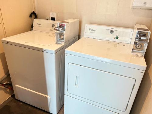 a laundry room with a washer and dryer at Taichung Harbor Hotel in Wuqi