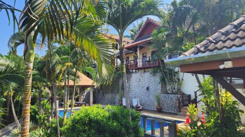 - une vue sur la maison depuis le jardin dans l'établissement Baiyok Villa seaview and edge pool, à Patong Beach