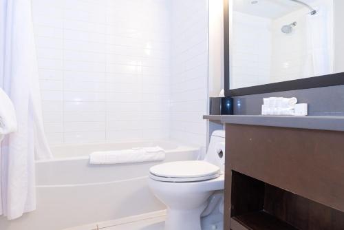 Bilik mandi di Sandman Signature Edmonton South Hotel