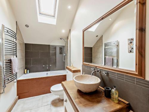 een badkamer met een wastafel, een toilet en een bad bij 3 bed property in Bude 29125 in Thornbury