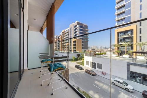 um apartamento com varanda com secretária e vista para a rua em Modern Studio Apt in Meydan em Dubai