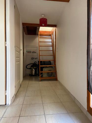 a hallway with a tiled floor and a shelf in a room at Joli T3 en Centre Village de Tallard in Tallard
