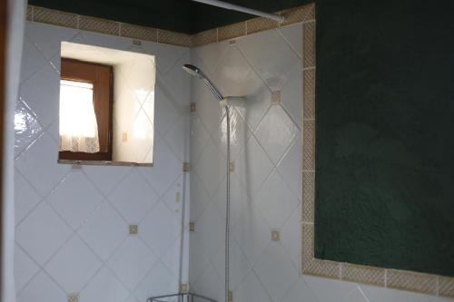 y baño con ducha, ventana y espejo. en Can Casadellà, en Serra de Daró