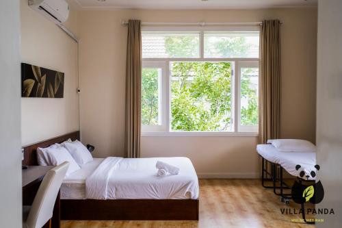 1 dormitorio con 2 camas y ventana en Villa Panda at C Links Golf Resort en Mui Ne