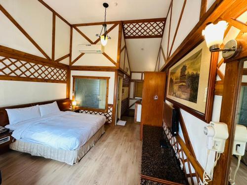 a bedroom with a large bed in a room at Ivy Motel in Chiayi City