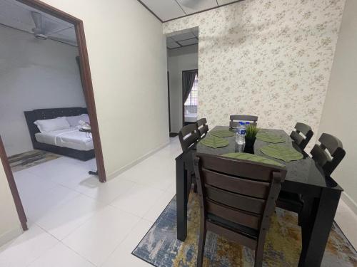 une salle à manger avec une table et une chambre dans l'établissement THREE ROOMS WITH WIFI HOMESTAY D’RAZAK IN KUALA TERENGGANU, à Kuala Terengganu