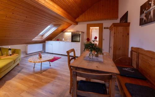 eine Küche und ein Wohnzimmer mit Holzdecke in der Unterkunft Ferienwohnung „Rose“ in Wiesenfelden