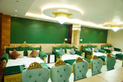 德奧加爾的住宿－MAHARAJA DORMITORY，会议室配有绿色和金色的床和椅子