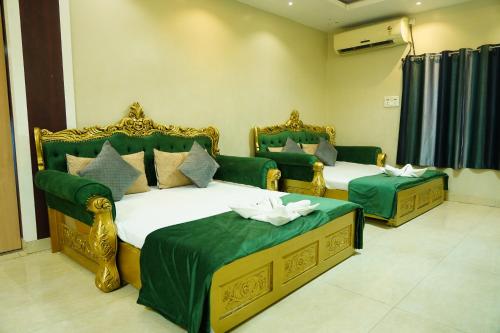 德奧加爾的住宿－MAHARAJA DORMITORY，绿色和金色客房的两张床