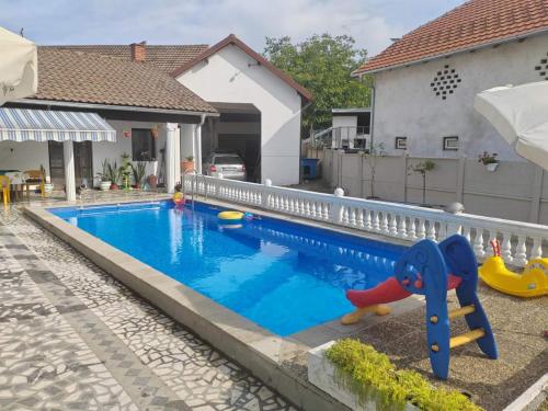 uma piscina em frente a uma casa em Vila Jovana B em Rogljevo