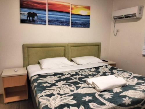 łóżko z 2 poduszkami w pokoju w obiekcie cliffinn kangaroo point w mieście Brisbane