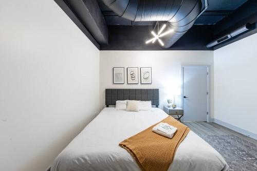 een slaapkamer met een groot bed in een kamer bij McCormick 6B/3Ba Luxury Suite for groups/12 guests with optional Parking in Chicago