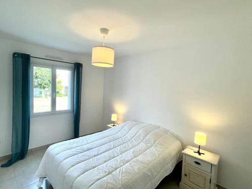 une chambre avec un grand lit avec une fenêtre dans l'établissement Charmante Maison à la mer proche plage, à Saint-Hilaire-de-Riez