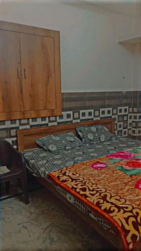 1 dormitorio con 2 camas y armario en Hotel Krishna palace, en Kota