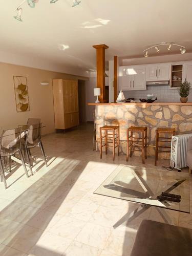 Il comprend une cuisine et un salon avec un bar et des chaises. dans l'établissement Dolce Vita à la Française, à Menton