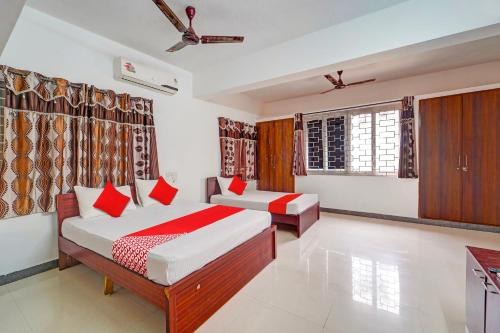 Giường trong phòng chung tại OYO Shree Balaji Residency