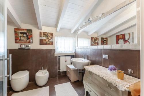 une salle de bain avec un lavabo et des toilettes et un lavabo dans l'établissement MATTEOTTi Apartments, à Desenzano del Garda