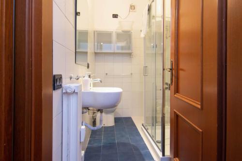 La salle de bains est pourvue d'un lavabo et d'un miroir. dans l'établissement Casa Vacanze Tosca 3, à Pise