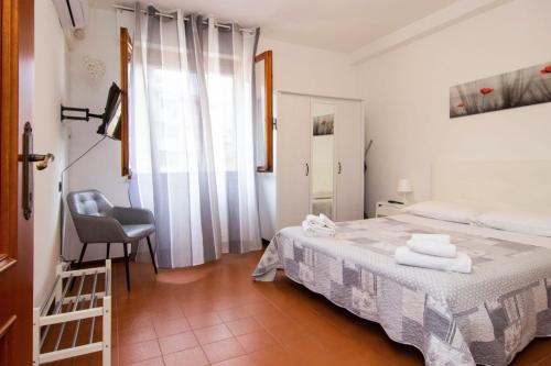 Casa Vacanze Tosca 3 في بيزا: غرفة نوم عليها سرير وفوط