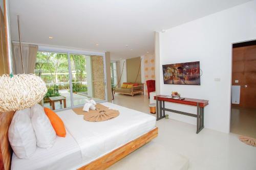 a bedroom with a bed and a living room at Summer Luxury Beach Resort & Spa in Ban Tai