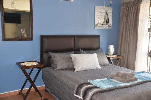 - une chambre avec un lit et une serviette dans l'établissement CasaC Guesthouse, à Sasolburg