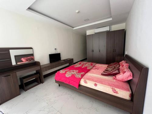 a bedroom with a large bed and a desk at Cozy Private Studio with Luxurious Pool & Gym by SYM B622 in Phnom Penh