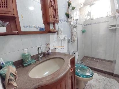 een badkamer met een wastafel en een toilet bij Cobertura em Cabo Frio in Cabo Frio