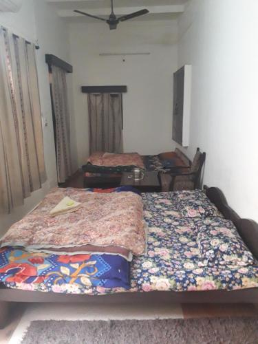 - une chambre avec 2 lits dans l'établissement Hotel Sai Palace Walking Distance From Taj Mahal--View of Taj Mahal, à Agra