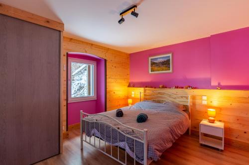 Ένα ή περισσότερα κρεβάτια σε δωμάτιο στο La marmotte