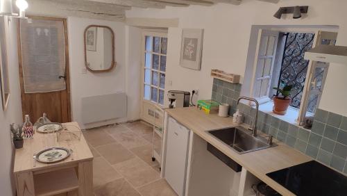 une cuisine avec un évier et un plan de travail dans l'établissement Duplex au pied du Château, à Cagnes-sur-Mer