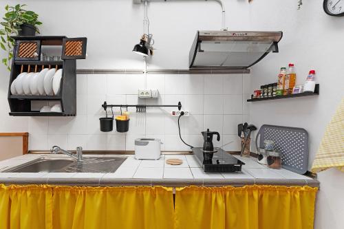 een keuken met een wastafel en een aanrecht bij Casa Ubalda in Santa Cruz de Tenerife