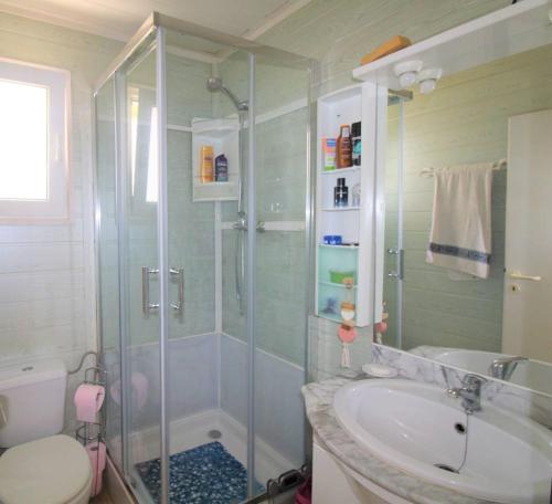 une salle de bain avec une douche, un lavabo et des toilettes dans l'établissement GASMIM41 - Golfe de St-Tropez - Chalet 3 chambres climatisé dans domaine privé, à Gassin
