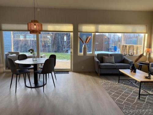 ein Wohnzimmer mit einem Tisch und einem Sofa in der Unterkunft Helt ny leilighet i rolig område in Sandefjord