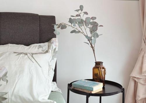 Postel nebo postele na pokoji v ubytování Tranquil Suite, MKH Boulevard 2