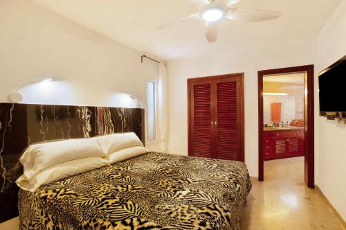 マスパロマスにあるVilla Dunas Maspalomasのベッドルーム1室(ベッド1台、シーリングファン付)