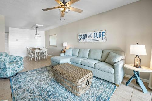 un salon avec un canapé et une table dans l'établissement Summer House 405A, à Romar Beach