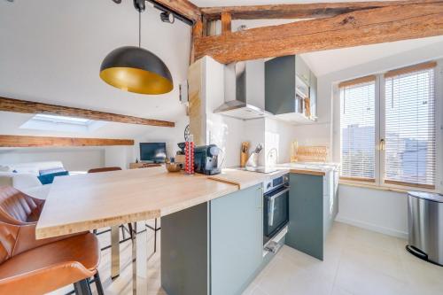 une cuisine avec un comptoir en bois dans une pièce dans l'établissement Nice renovated apartment Bordeaux, à Bordeaux