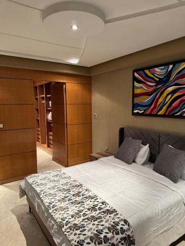 - une chambre avec un lit orné d'une peinture murale dans l'établissement Sublime appartement bld Ghandi, à Casablanca