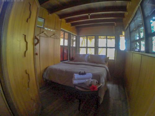 ein Schlafzimmer mit einem Bett in einem Bus in der Unterkunft Karang Aji Beach Villa in Cisolok