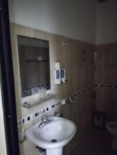 y baño con lavabo y espejo. en Thảnh Đạt Motel, en Hai Phong