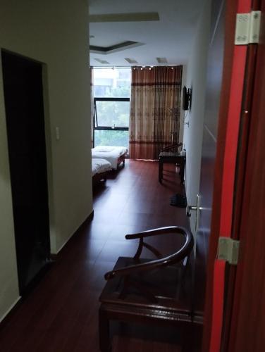 Habitación con dormitorio con cama y ventana en Thảnh Đạt Motel, en Hai Phong