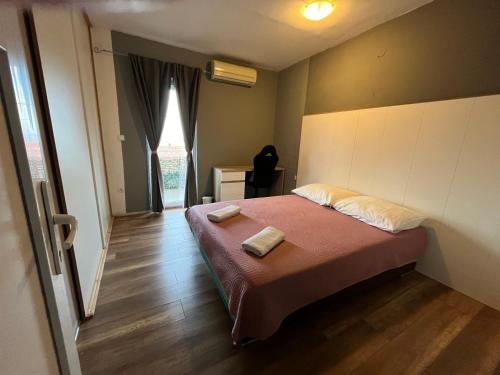 1 dormitorio con 1 cama con 2 toallas en Villa Pool Mansion Salonae en Solin