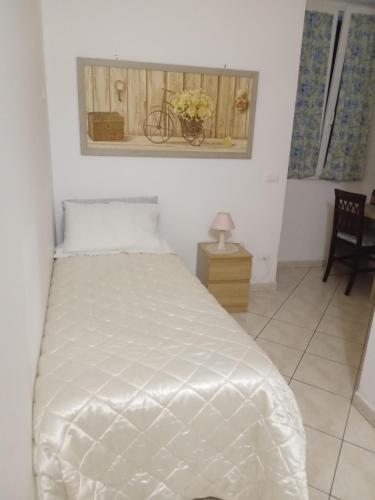 1 dormitorio con 1 cama y una bicicleta en la pared en B&B al Corso, en Tarquinia
