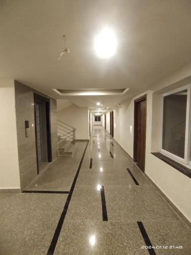 um corredor vazio de um edifício com uma luz no tecto em ANANYAA BEACH STAY em Puri