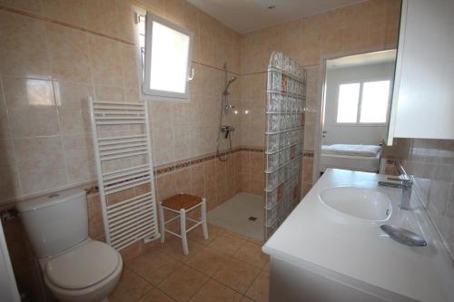 une salle de bain avec toilettes, lavabo et douche dans l'établissement Superbe villa climatisée clôturée, WIFI, 3 km de la mer, 4 belles chambres, piscine privée sur les hauteurs du village LXTOU21, à Portiragnes