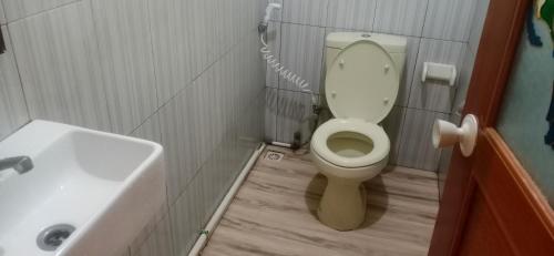 a bathroom with a toilet and a sink at Visual inn in Toyapakeh