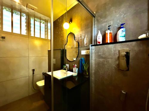 y baño con lavabo y aseo. en Green Horizon, Luxury & Nature at Kothamangalam, en Kotamangalam