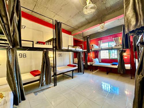 Vangvieng Rock Backpacker Hostel في فانغ فينغ: غرفة بها عدة أسرّة بطابقين
